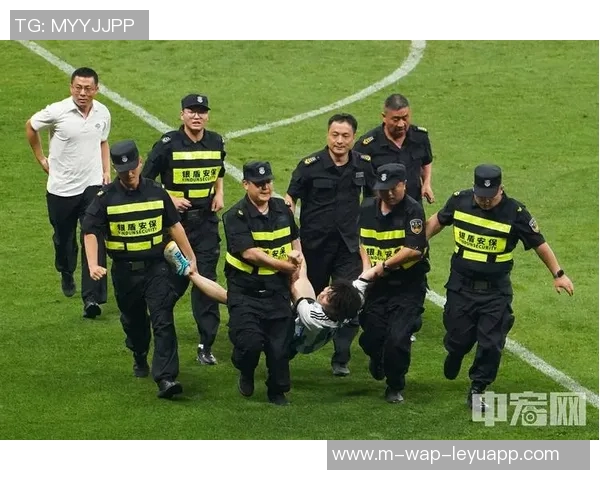 骑士与鹈鹕激战正酣球场对决引发球迷热议与期待