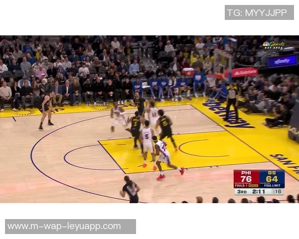 勇士与76人激战正酣NBA赛季巅峰对决引发球迷热议与期待